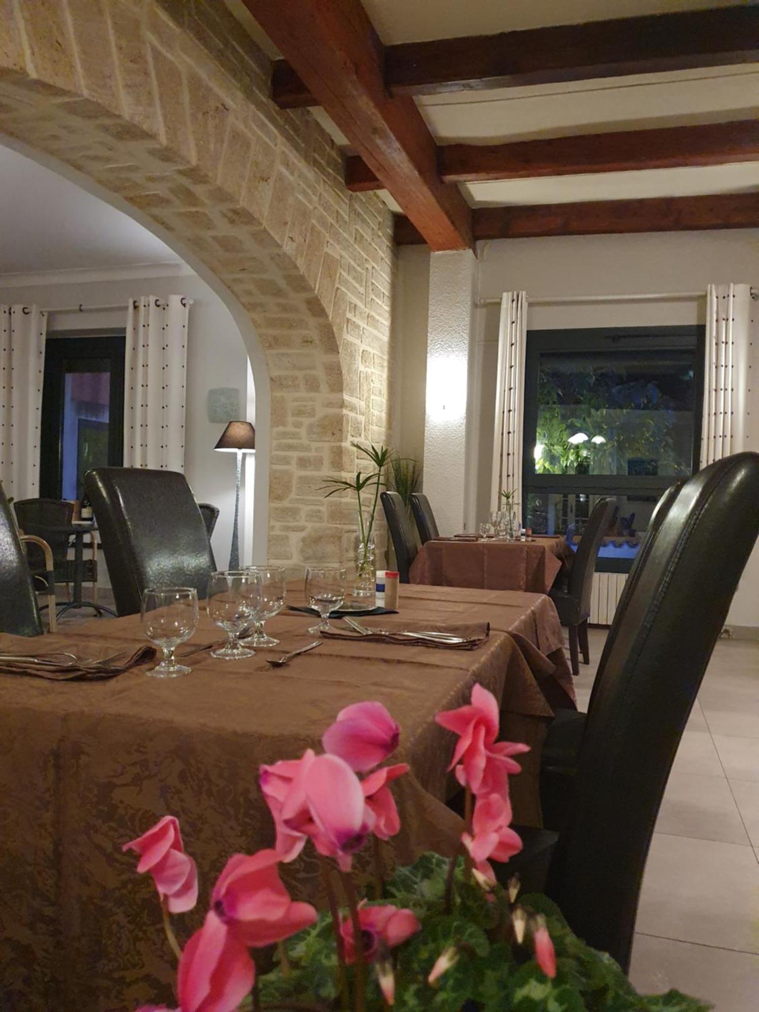 Auberge De La Tour -Appartements- Valros ภายนอก รูปภาพ